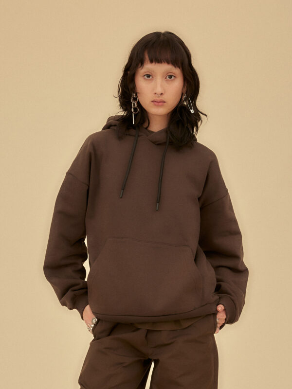 EDO_2025_organic_hoodie_muted-truffle_on-woman_309